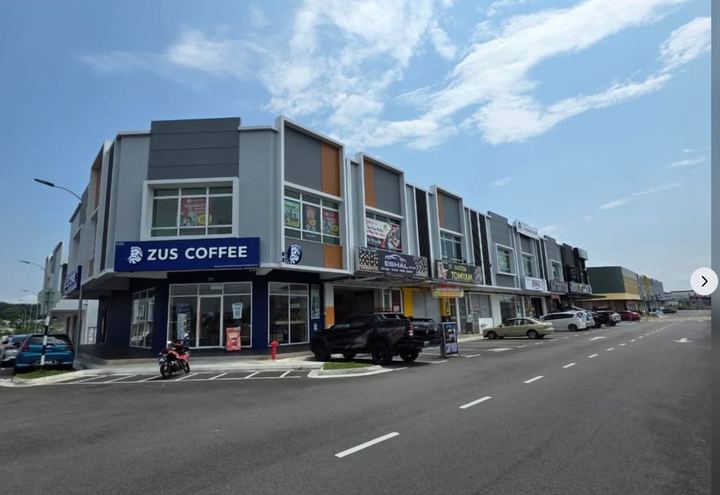Street view of Jalan Mahkota, Bandar Putra Kulai